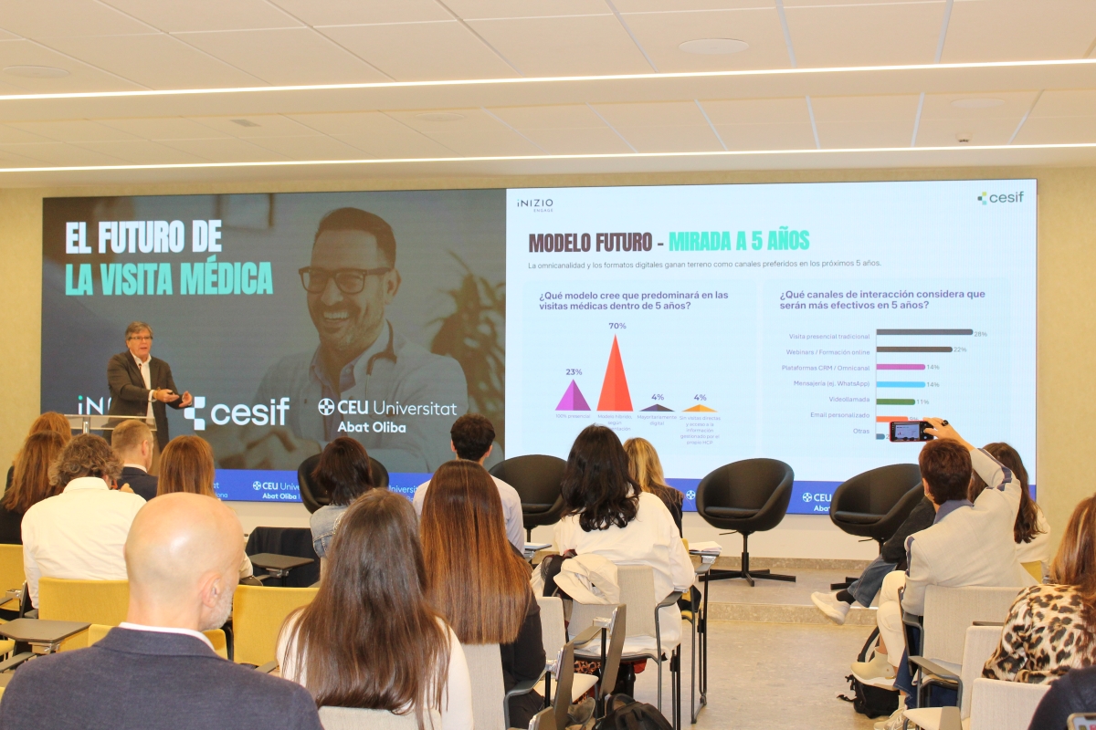 La CEU UAO reuneix experts per analitzar el futur de la visita mèdica